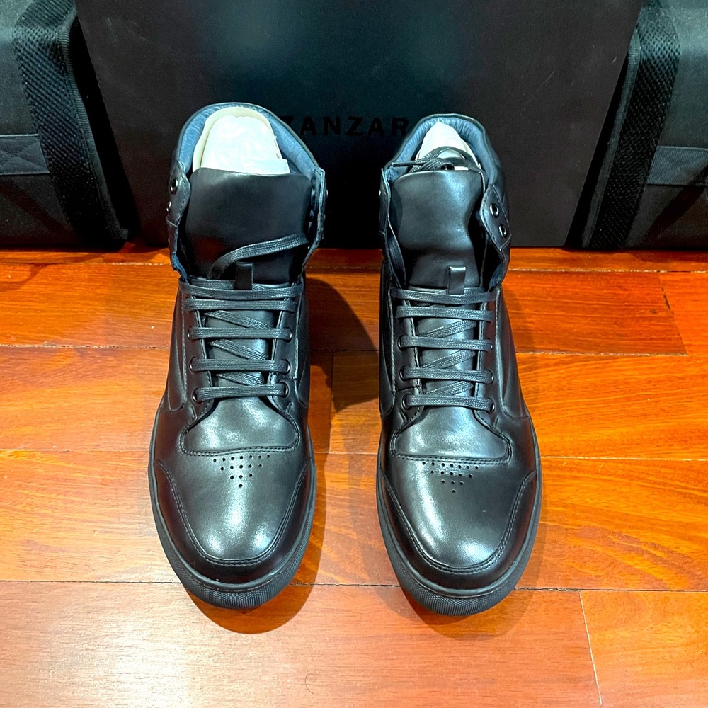 Zanzara Easy Black Sneaker FORB never worn (size 9.5 US).  Cut a little big